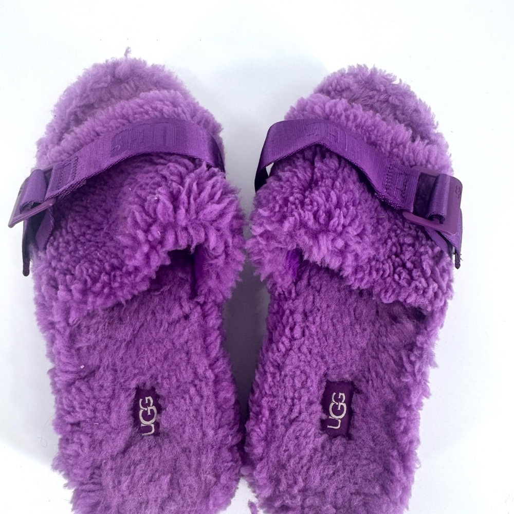 UGG women fluff slippers size 6 new